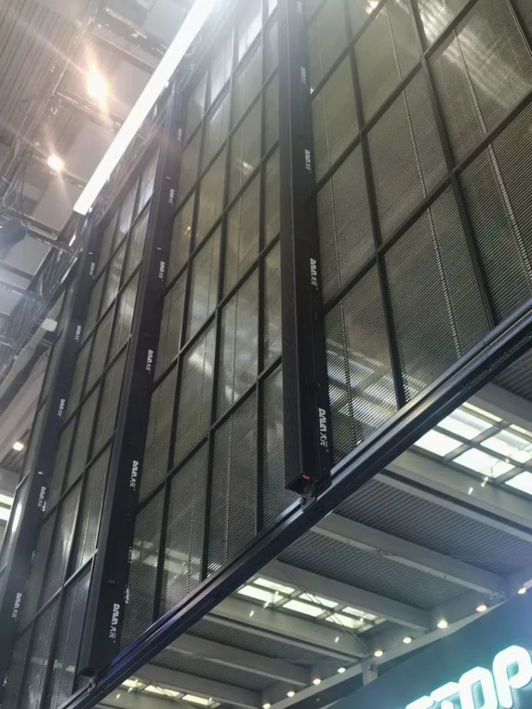 结构简单,质量轻盈;安装快捷,维护方便;绿色节能,散热性能好;led透明