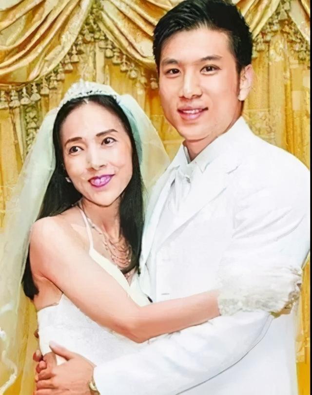 三年后,许纯美出轨男公关,被黄海明抓个正着,第三段婚姻无疾而终.