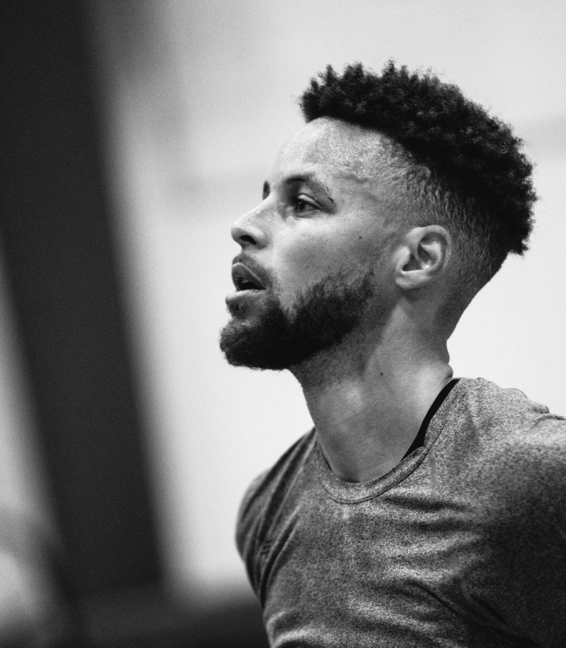 库里最新训练照,新赛季要爆发?_腾讯新闻