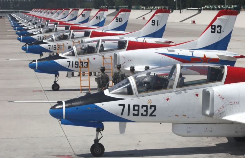 在建国60周年的阅兵仪式上,驾驶教8飞机的中国空军女飞行员组成梯队