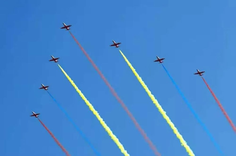 在建国60周年的阅兵仪式上,驾驶教8飞机的中国空军女飞行员组成梯队