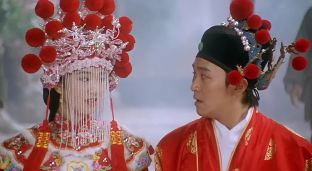 周星驰选角色向来严格严谨,当年为了邀请元秋出演包租婆,还三顾茅庐请