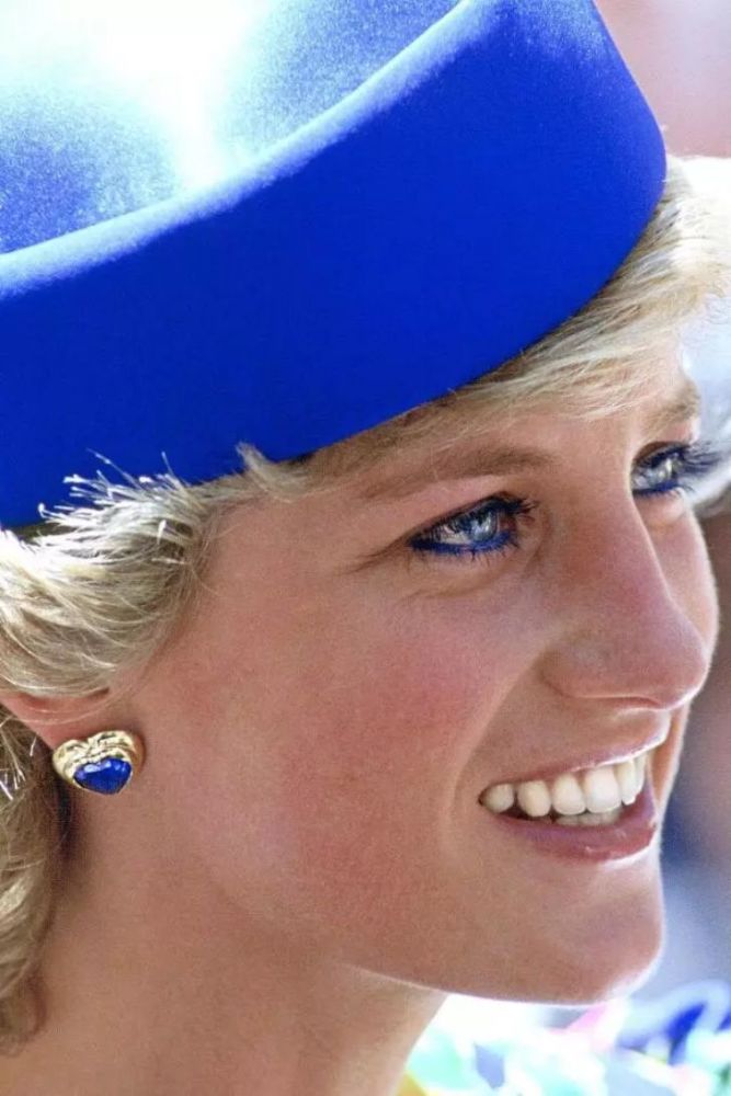 但是她依旧喜欢浓密的睫毛等一切方式展现自己的蓝色瞳孔