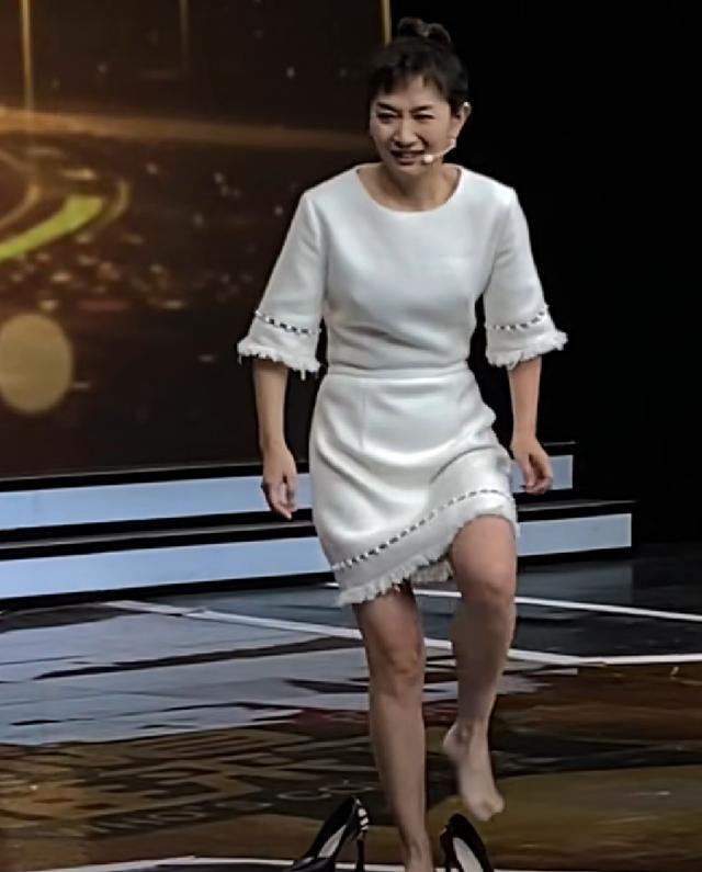 主持人王芳舞台脱鞋,穿10厘米高跟鞋站8个小时,却被嘲不雅观
