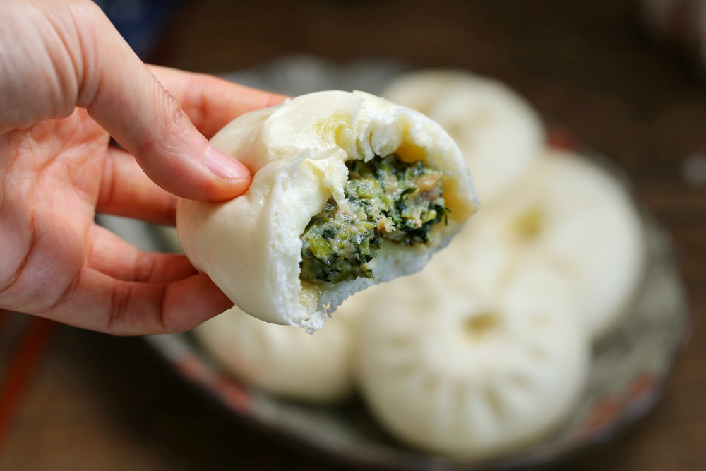 用小白菜蒸包子,暄软美味营养十足,刚出锅就被抢光,实在太好吃