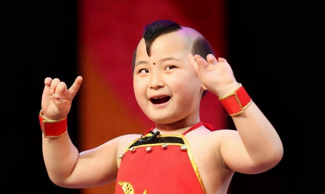 年画娃娃邓鸣贺8岁离世生前一直做父母摇钱树被网友称童子命