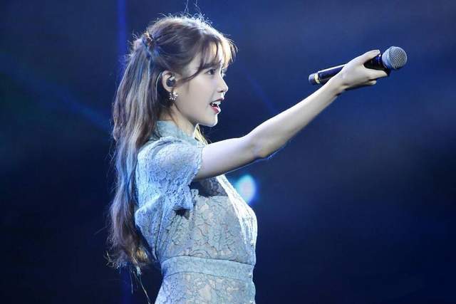 韩国"国民妹妹"iu李知恩,蚂蚁腰,大长腿,宝藏女孩惹人爱_腾讯新闻