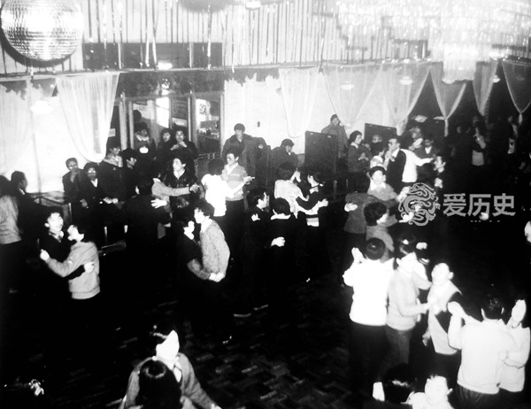 80年代末长春老照片年轻人在舞厅里搂抱大爷在路边看卫生宣传