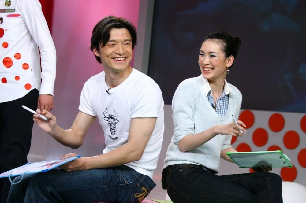 2010年的10月,谢晖在黄浦江的游轮上,与来自加拿大的金发女郎劳伦不期