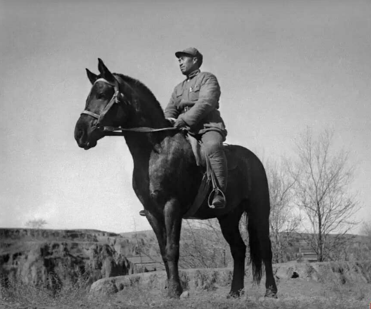 他是八路军政委,骑马闯进日军阵地,日军竟排队给他敬礼,后成开国中将