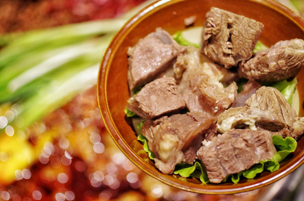 最最最重要的耙牛肉:牛肉是提前炖过的,切得很大一坨,煮不了多久灸苘