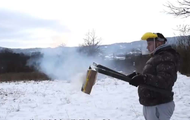 把"手雷烟花"丢到雪地里会怎样?老外亲测,画面有点意思!
