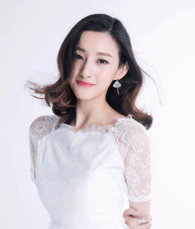 央视主持马凡舒走秀泳裤意外滑落淡定走完全程谁爱看谁看