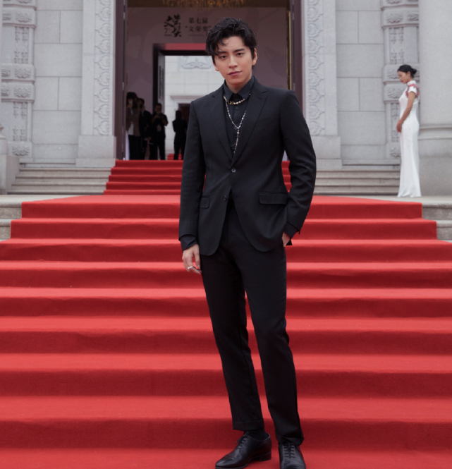 李沁嫌弃王大陆嘴太大,拍吻戏像"拔火罐",看到剧照我笑了