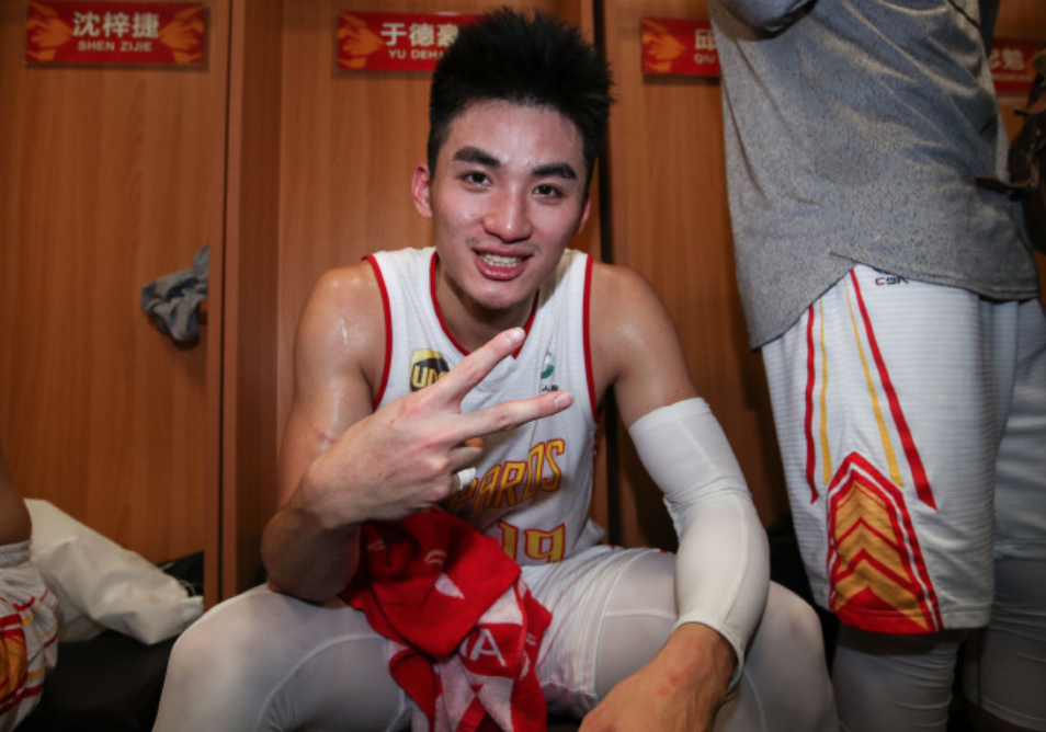 身高1米9,体重88kg的于德豪司职控卫,早在13-14赛季,时年18岁的他便