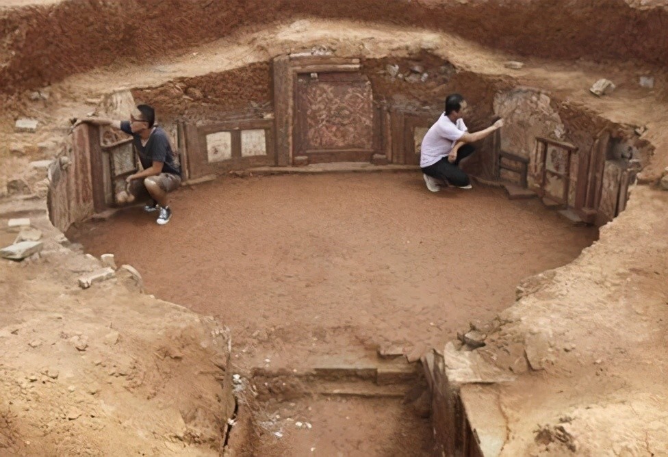 对于这一种古墓之中存在的奇怪现象,专业的考古队员们纷纷展开了讨论