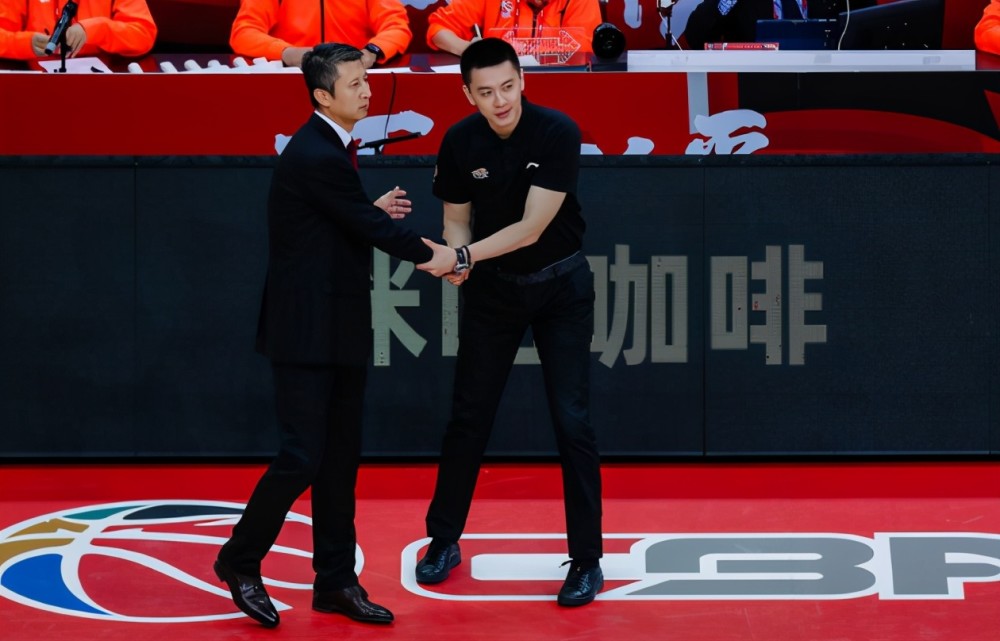 刘维伟谈执教,杨鸣给球员下硬指标_腾讯新闻