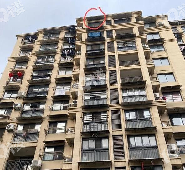 楼下业主大喜放鞭炮,11楼顶阳台衣服被点燃