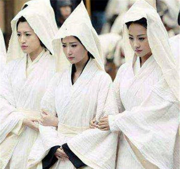 同样是披麻戴孝人家都有模有样唯独鞠婧祎浓妆艳抹