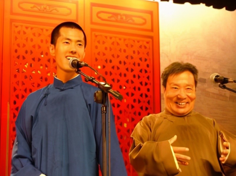 杜鹤来原名杜继成,在2005年的时候进入德云社,只是来晚了几天,杜继成