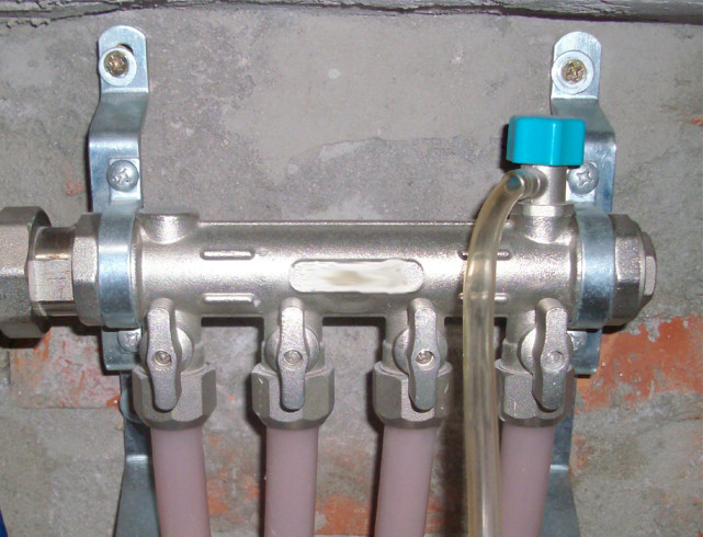 地暖不热如何在分水器上正确放水排气操作方法步骤详解