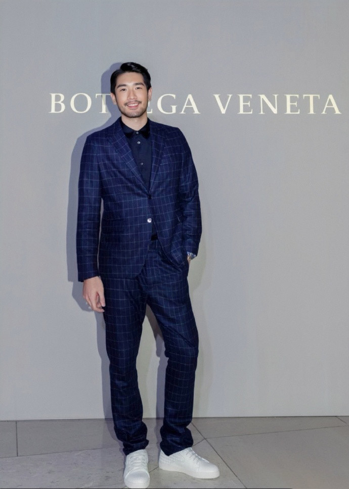 频繁晒亲密合影后bella踏入时尚圈惹怒高以翔好友取关并内涵她