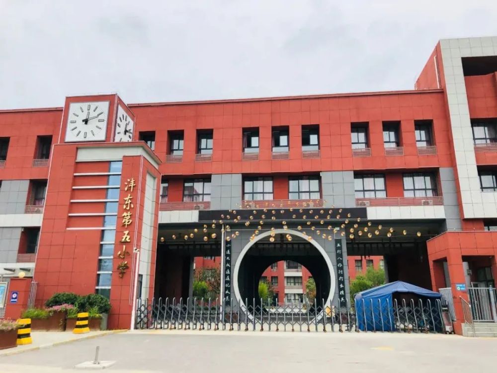 的占有,位于征和四路和太平路交汇处保利·和光尘樾叠拼的配套更完善