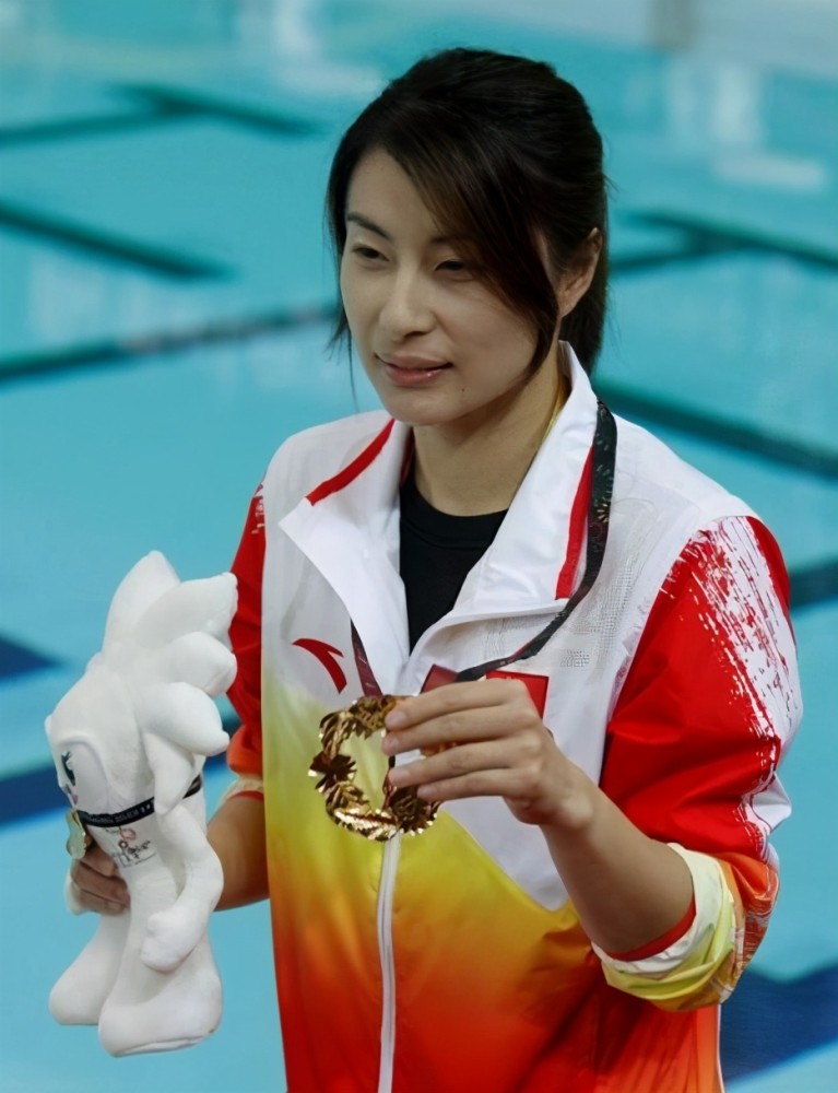 冠军郭晶晶:为何结婚8年依旧被霍家宠成宝,你看她退休金有多少_腾讯