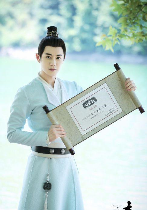 他在剧中饰演的是"吴白起",那个有些顽皮的小侯爷