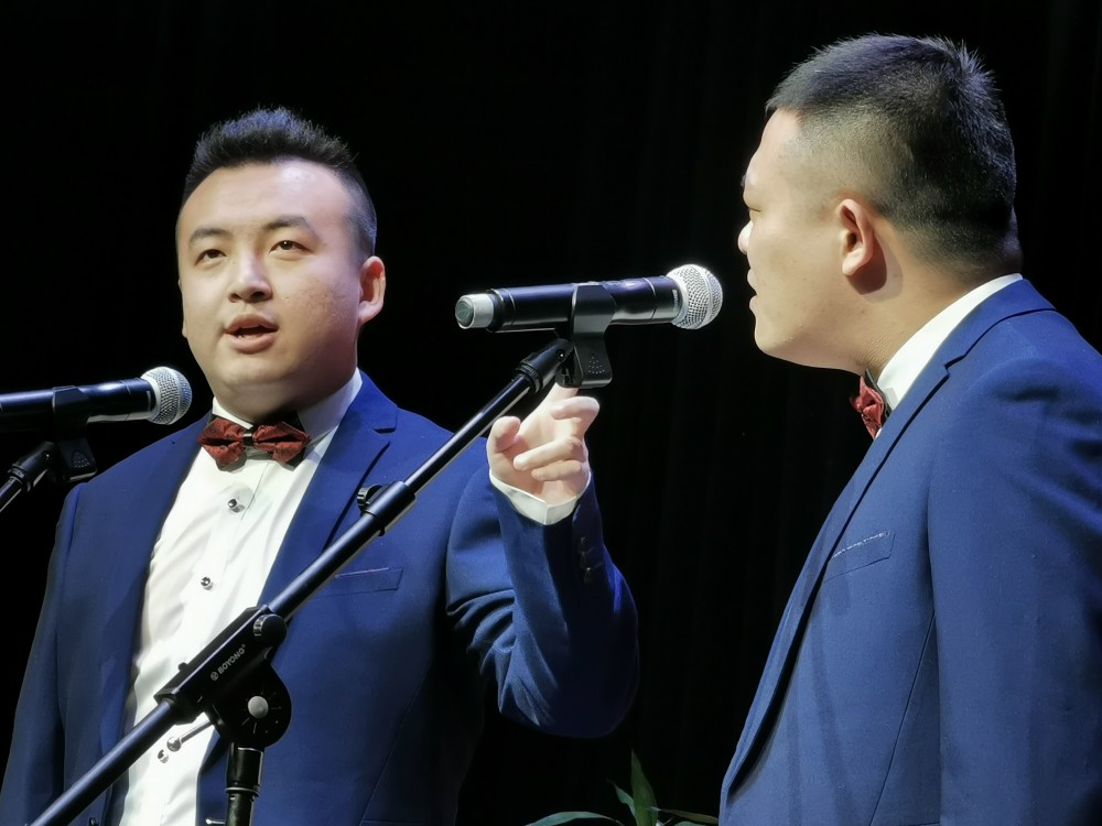 演出结束后,著名相声表演艺术家,国家一级演员仇小豹先生上台致辞.