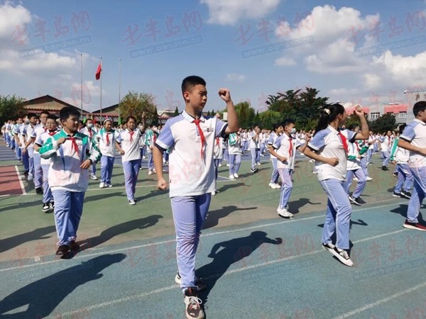 啦啦操纳入学校大课间青岛智荣学校将课间操跳出新花样