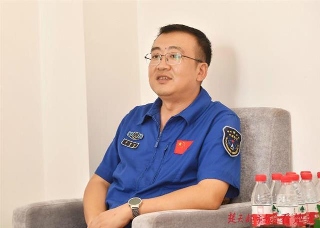 这位湖北十堰籍航天人感慨万千:"对于迟来三年的嫦五,我们期待已久.