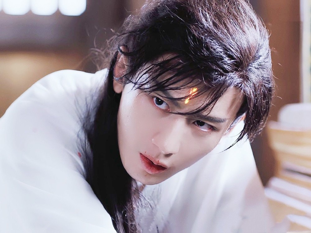 欢瑞新剧《沉香如屑》发布海报,男主背影像成毅?