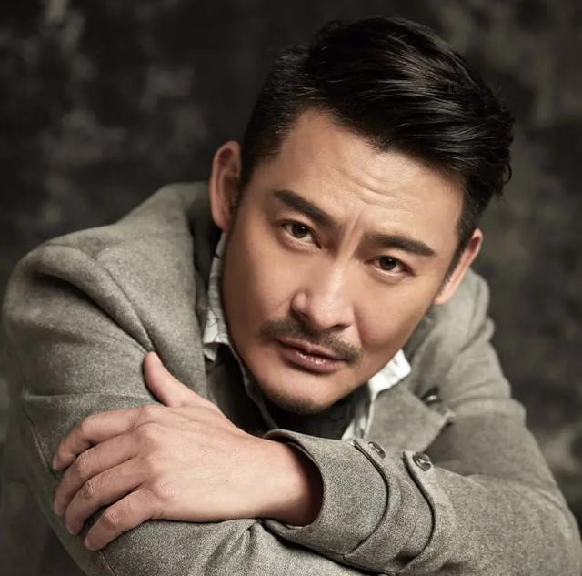 53岁景岗山晒视频头发胡子花白网友岁月不饶人