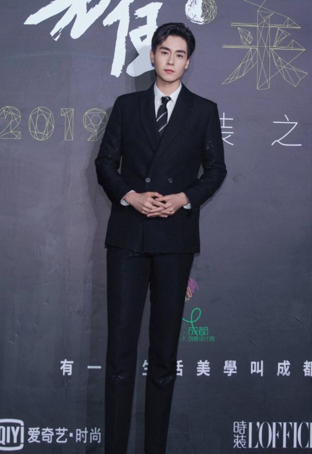 明星腿太长也有困扰!胡一天现身被拍 网友:是西裤买太短了吗