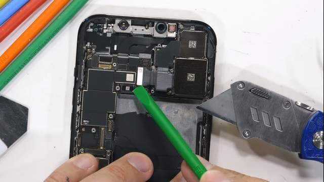 苹果12promax暴力拆解拍照比pro强的秘密就藏在这里