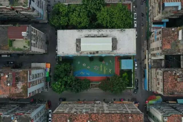 开学在即,为缓解学位问题,市区一所幼儿园将改扩建