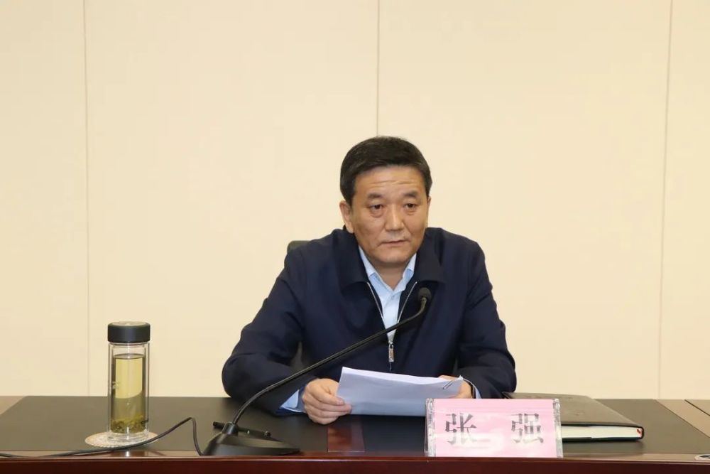 市政府副秘书长王军主持会议,副市长张强出席会议并进行讲话.