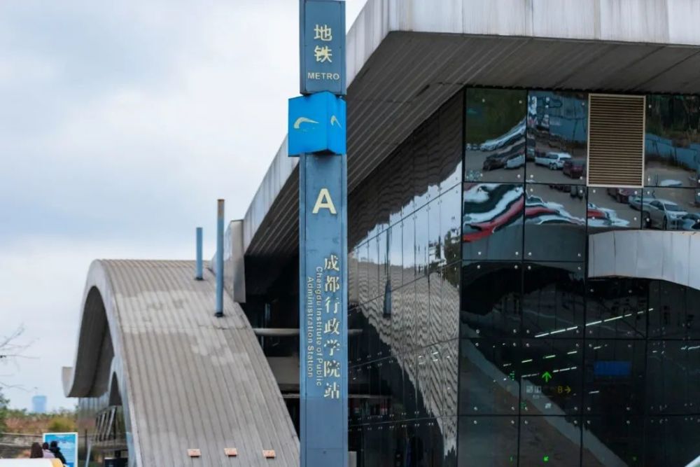 "地铁2号线行政学院站第一个前来购买口罩的乘客王女士表示.