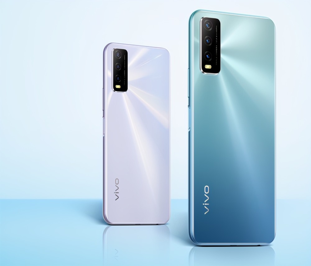 在外观方面,vivo y30正面配备一块6.