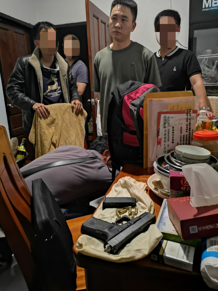 刑警口述境外追捕涉黑疑犯经历:"刚抓到人就被上膛的ak47包围了"_腾讯