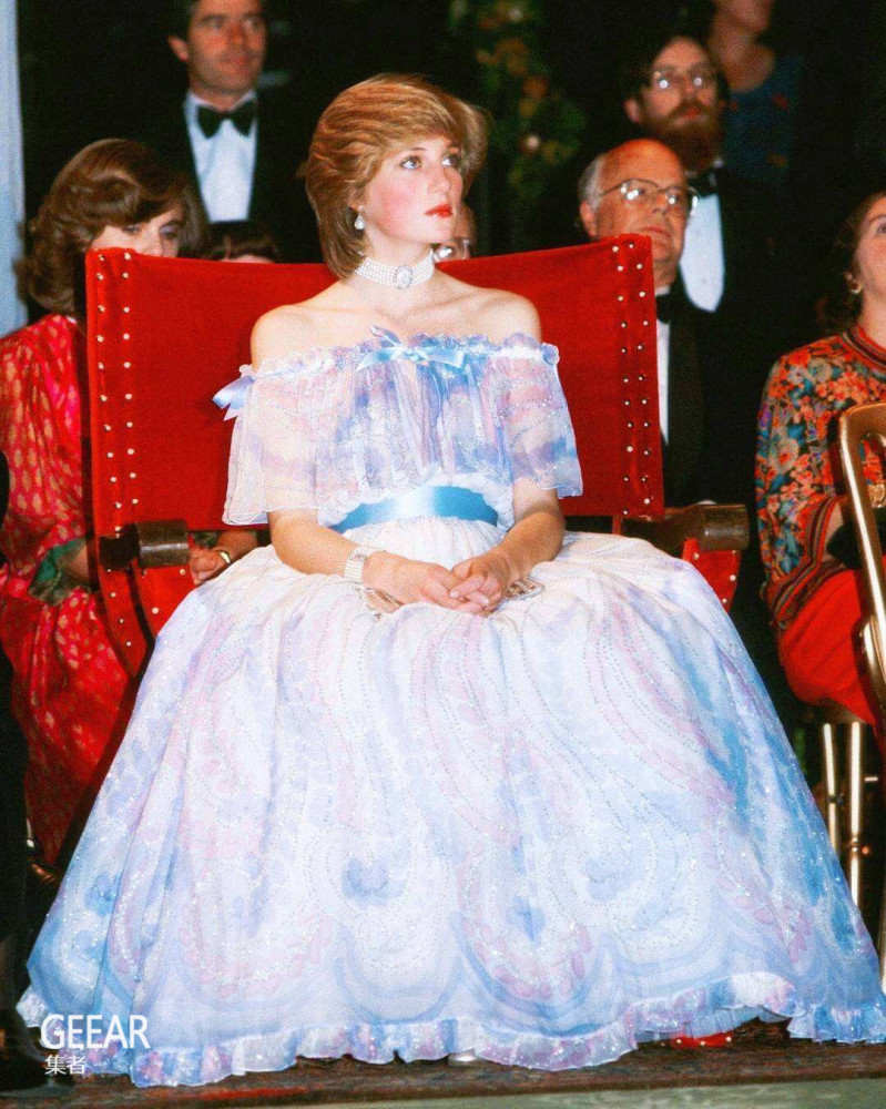 戴安娜王妃原来还有一条从未露面的婚纱!_腾讯新闻