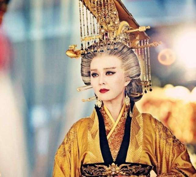 她叫武则天,她给自己取名武瞾,日月当空为曌,显示着她至高无上的地位