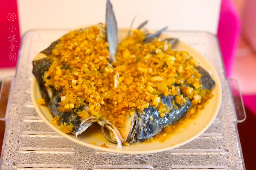 2,料需要放入锅中去炒,炒香以后,浇淋在鱼头身上,再去蒸5分左右,让其
