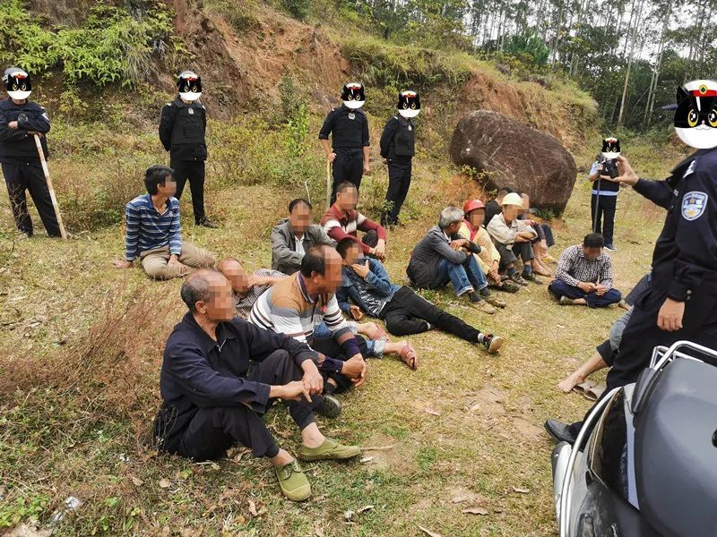 灵山警方打掉那隆镇充头村委会一寻衅滋事犯罪团伙!_腾讯新闻