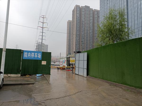 (玉凤路东侧围挡内部的停车场)