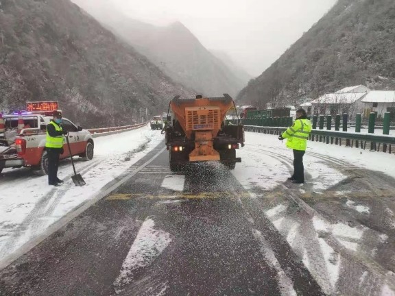 陕高速青年志愿者党员先锋队风雪中在行动 腾讯新闻