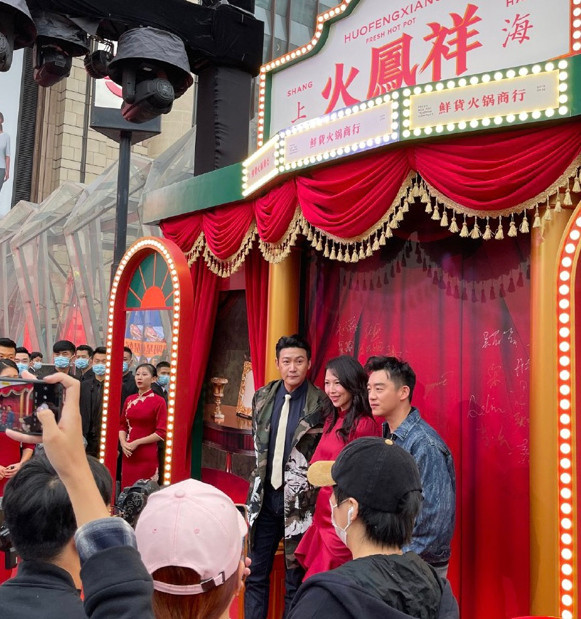 44岁陆毅给郑恺火锅店剪彩昔日男神大变样脸部发福像大叔