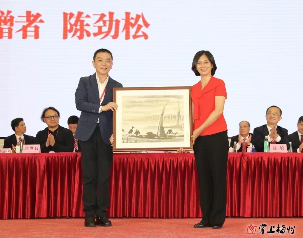 推动艺术事业繁荣梅州市林风眠艺术基金会接受实物资料捐赠