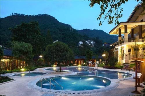 位于铜梁区巴岳山山麓的西泉山谷中,西温泉坐落在温汤峡,峡谷西口,有